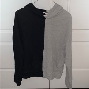 SPLIT COLORED CROPPED SWEATSHIRT